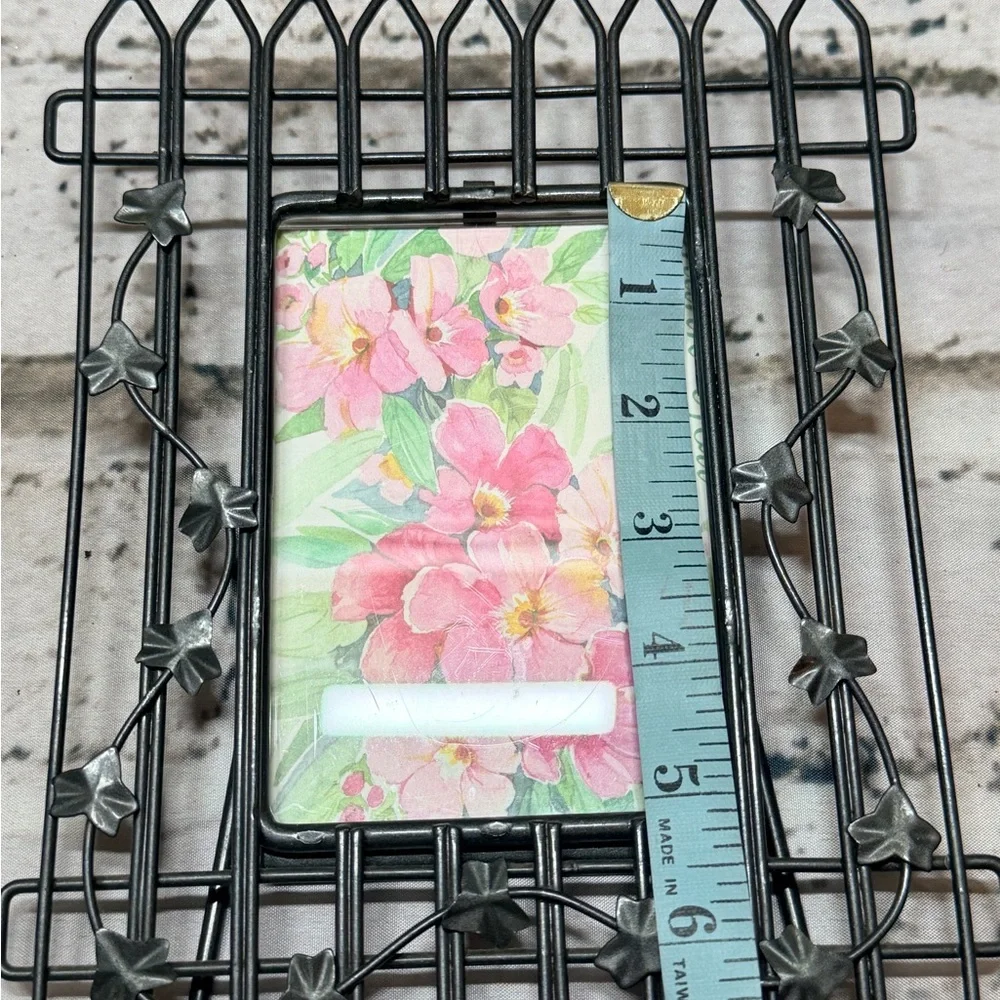 Vintage 90’s Black‎ Metal Picture Frame with leaves scroll